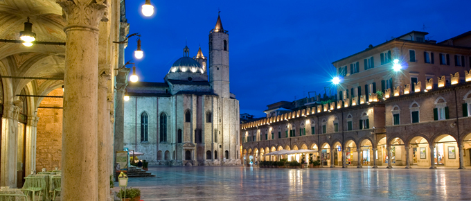 Die wunderschoene Piazza del Popolo in Ascoli Piceno